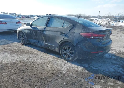 2018 Hyundai Elantra Value Edition z USA, uszkodzony, nr VIN 5NPD84LF5JH245527